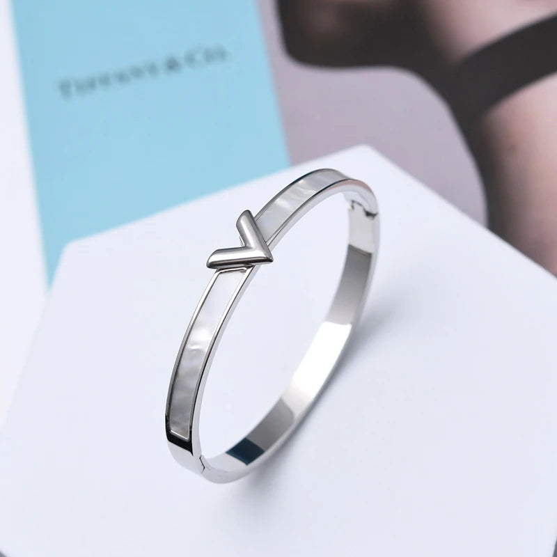 Fashionable Design Letter V Bracelet